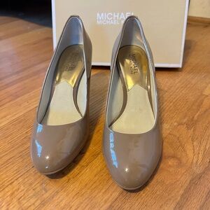 Michael Kors Women's Flex Pump Glossy Dark Dune